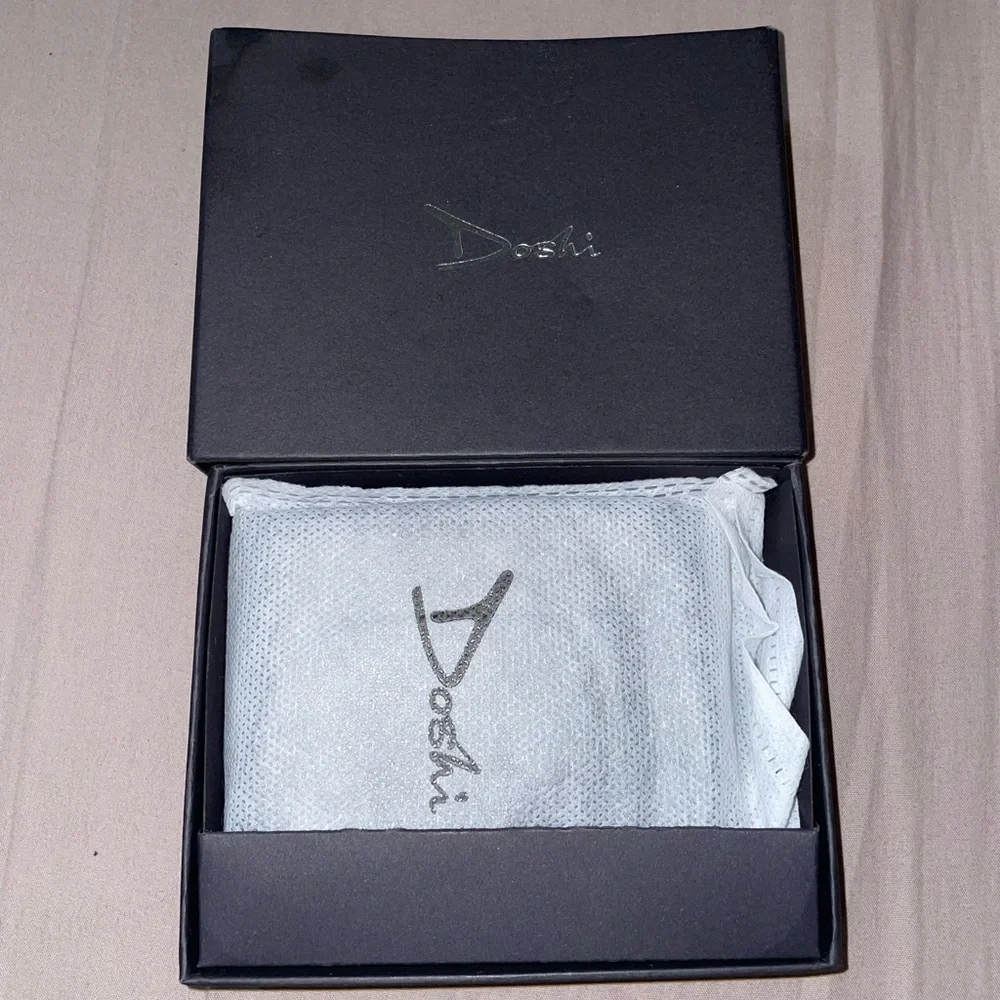 BNIB Doshi Vegan Leather Grey Gender Neutral Slim Wallet Red Interior